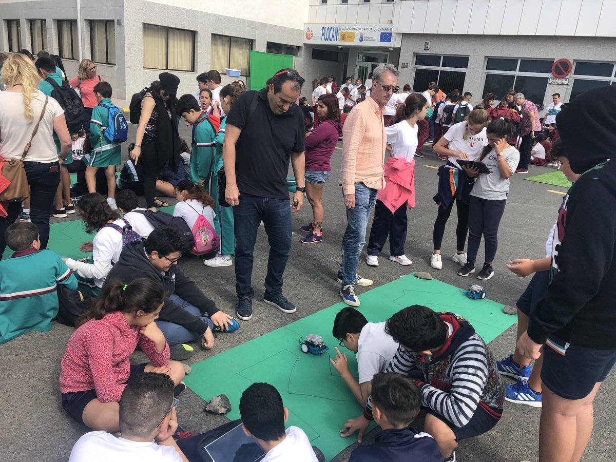 ecoescuela20's tweet photo. 👩🏻🎓👨🏻🎓Alumnado de @los_giner 🤖 #educación #PrimRov con la colaboración @freddylasso de ATE! 👨🏻🏫👩🏻🏫 #FEDER https://t.co/hmCY55wVPY