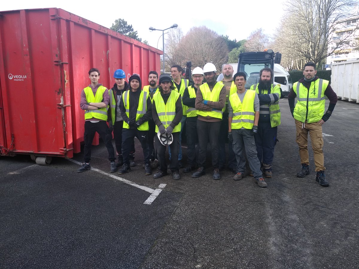 bouvin_thierry's tweet photo. Pour vos curages et micro déménagement #retrilog Photos d'un chantier, 5 jours et demi pour #70tonnes de mobilier évacuées et 12 tonnes de #réemploi. Contact #info@retrilog.fr https://t.co/g4bHnOTf9V