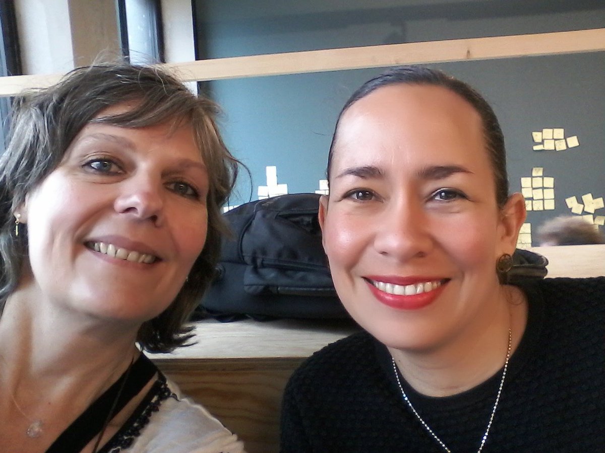 Clay_Artiste's tweet photo. Trop bien de participer au #fgday 2 #fgday2 parmi mes pairs de la communauté #FacilitationGraphique ! :)
Cette 2e journée de rencontre avec les #facilitateursgraphiques de France est du même (bon) niveau que la 1ére de 2017 !! :) https://t.co/TvdgYwd3JL