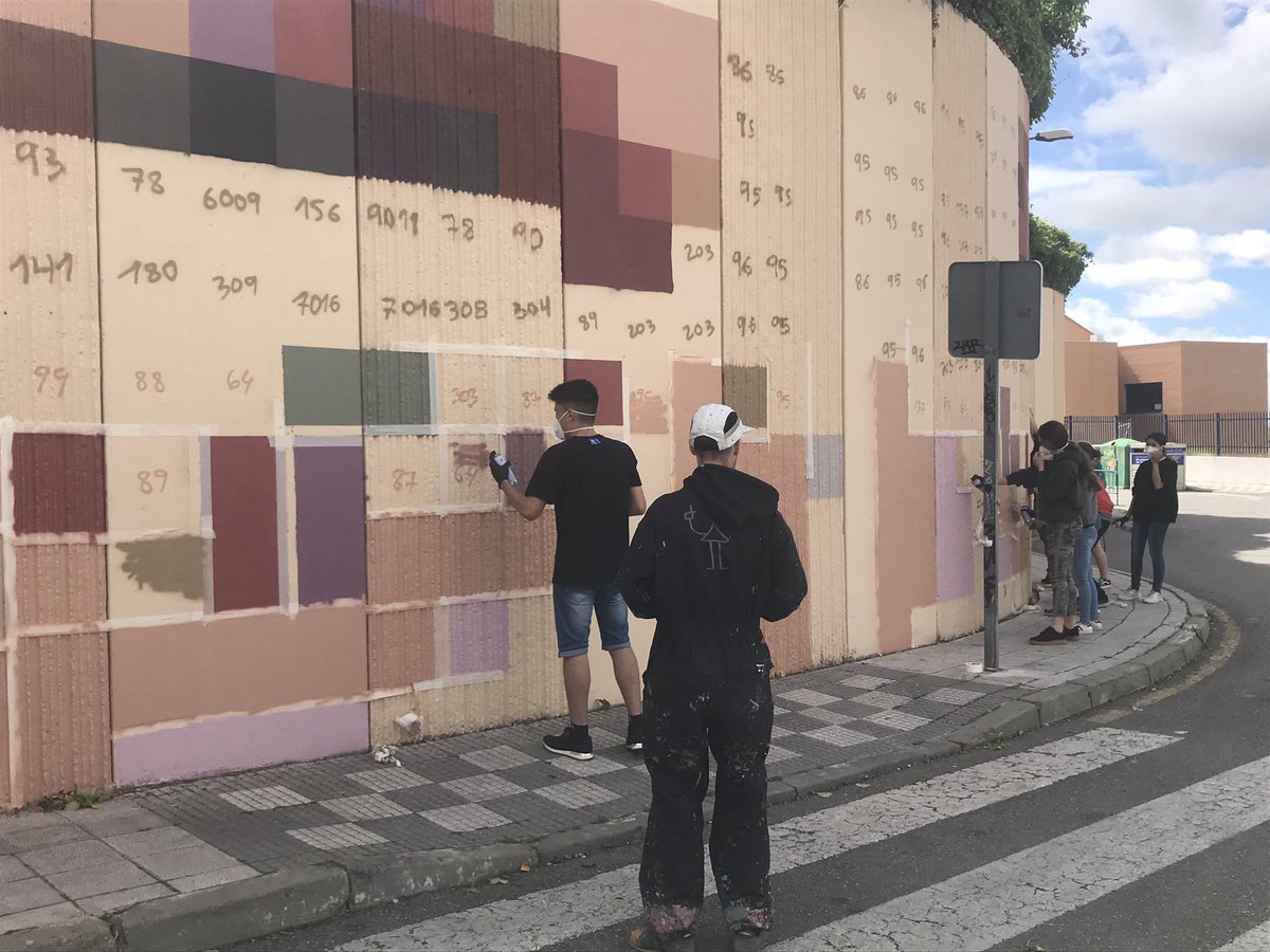 biurrun74's tweet photo. @SUSO33 en #Torrelodones con un proyecto participativo con chavales de @pdielencinar @colesanignacio y voluntarios de @Torrelomola. #transformandotorre 😆 @vxtorrelodones https://t.co/Pa6xo7rzKe