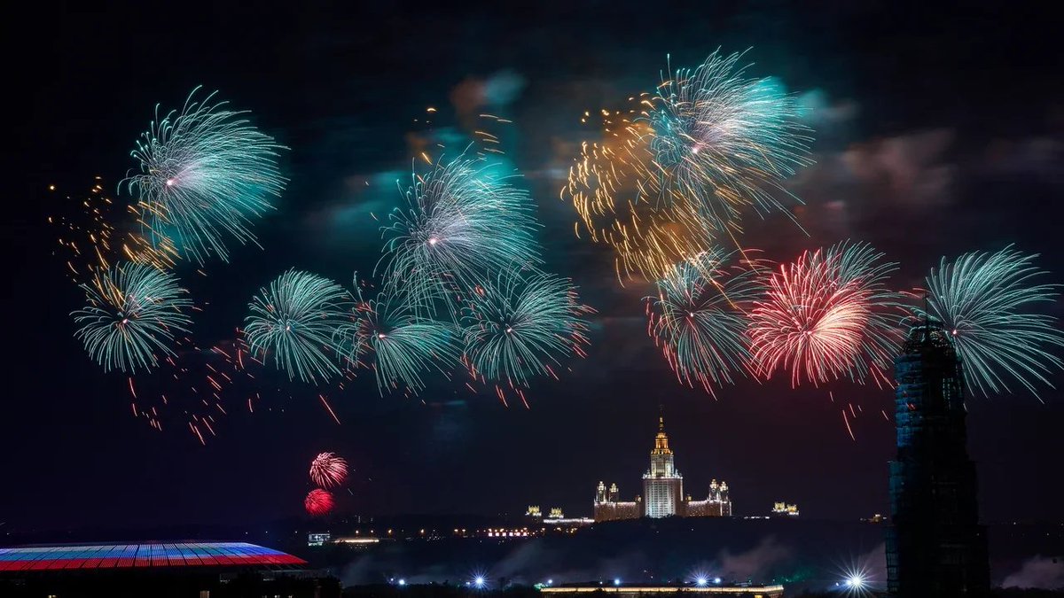 Салют москва 8. Салют 9 мая 2022 в москве. Салют в честь 23 февраля москва. Салют в виде флага на 9 мая. Салют парк победы 2022.