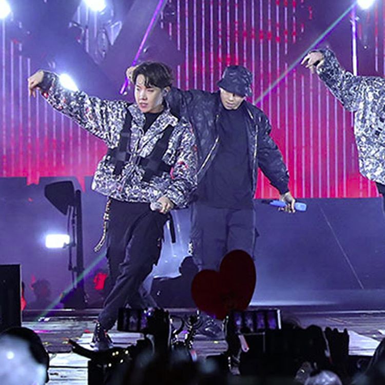 DdaengLife's tweet photo. Dior official IG Update [1/3] 

"I love BTS because they are really great guys and super into fashion. Everyone I know is kind of crazy about them!"
                        -Mr. Kim Jones 

@BTS_twt #방탄소년단 #BTS #BTSxDior https://t.co/ele44Vztzx