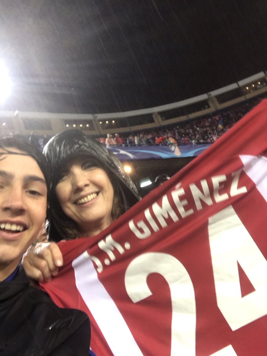Manu15Cano's tweet photo. @mqafrenesi @BenditalocuraAt @Atleti A mi lado una mujer que consiguió la camiseta de Giménez, indescriptible lo de esa noche, las fotos lo resumen solo. Solo entiende mi locura quien comparte mi pasión... #OnlyATM https://t.co/0a8l5xkP9i