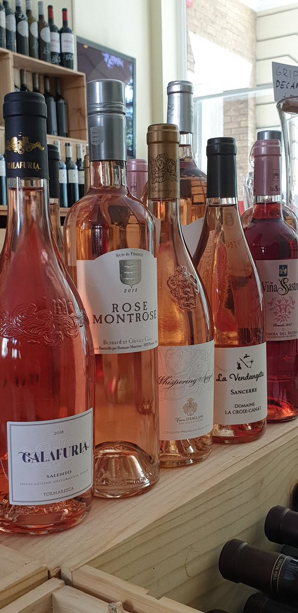 CWC_Richmond's tweet photo. The sun is out , so it is time for rose.#fridayCelebration #weekend #rose #Richmond  #richmonduponthames #richmondbridge #celebrating https://t.co/Szg7IRX0yU