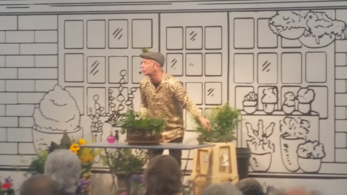 #flowertalk by @jpmoseley here @The_RHS #RHSMalvern with stunning models dressed in #flowers on stage