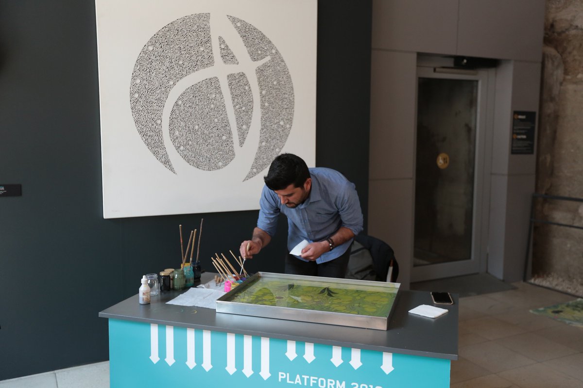 RamartPlatform's tweet photo. Abdulvahap Ertekin #RamartPlatform #PerformansPlatformu programında "Geleneğin İzinde Evrensel Ebru Sanatı Performansı" ile dün sanatseverlerle bir araya geldi.
#ramart #platform #fecr #ebru #ebrusanati https://t.co/pEfwfahSse