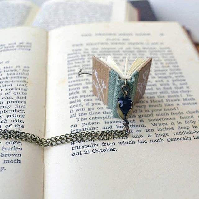 LaMandragola's tweet photo. This week we dedicated it to the reorganization of the studio after Visarno Market and to create a relaxa area with the new sofa. Meanwhile we add something new on our etsy shop like this necklace and other small books🌿🌾
.
.
.
Questa settimana l'abbiamo dedicata al riordino … https://t.co/wpnhgdUoQW