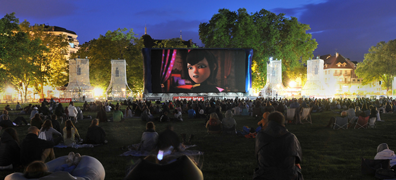 annecyfestival's tweet photo. #ProjectionsPleinAir 📽️🌌
Traditionnels rdv nocturnes sur le #Pâquier, au Château d’Annecy, au Haras, à La Turbine, au Parc des Vignières Pommaries… pour des projections #GrandPublic comme : #Ratatouille, @SpiderVerse… à (re)découvrir en famille ➡️https://t.co/ULASRj0R85 https://t.co/ZLupClUVVp
