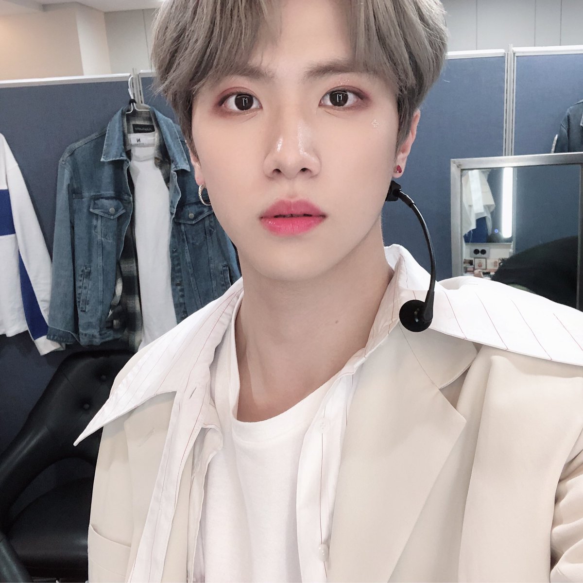 KDH_official's tweet photo. 응원봉 조종하는 마성의 동한이😬와 이른 시간부터 함께해주셔서 감사합니다📍
저녁과 오늘의 동오추 마카롱도 챙겨드시고 포커스 들으시면서 즐거운 주말 보내시기 바랍니다🎶

#김동한 #KIMDONGHAN #D_HOURS_AM_703 #FOCUS https://t.co/g3ljkOOtK9
