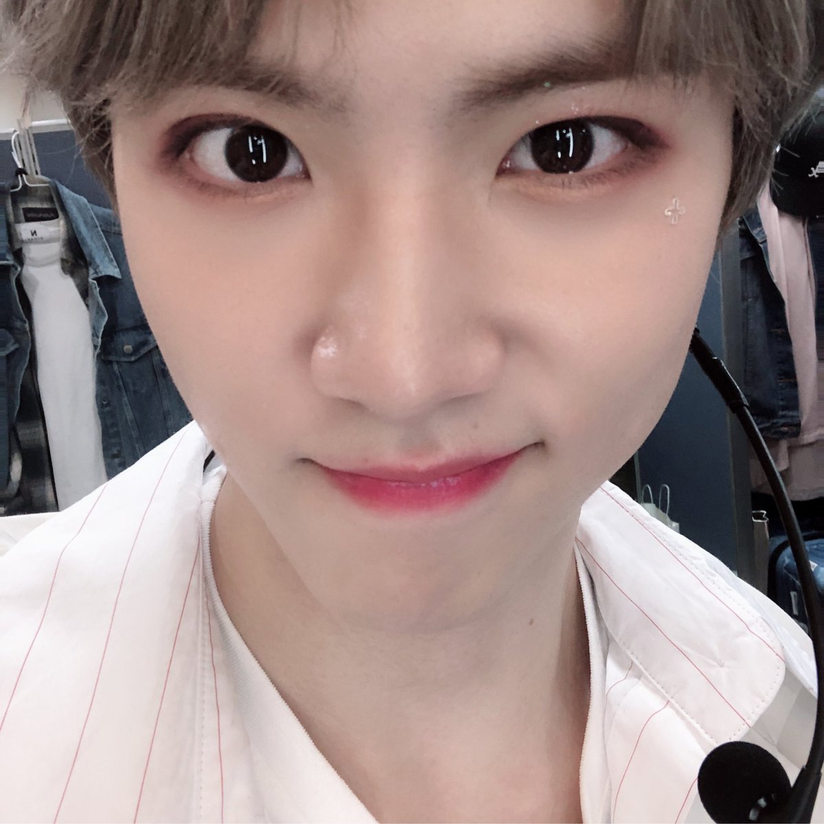 KDH_official's tweet photo. 응원봉 조종하는 마성의 동한이😬와 이른 시간부터 함께해주셔서 감사합니다📍
저녁과 오늘의 동오추 마카롱도 챙겨드시고 포커스 들으시면서 즐거운 주말 보내시기 바랍니다🎶

#김동한 #KIMDONGHAN #D_HOURS_AM_703 #FOCUS https://t.co/g3ljkOOtK9