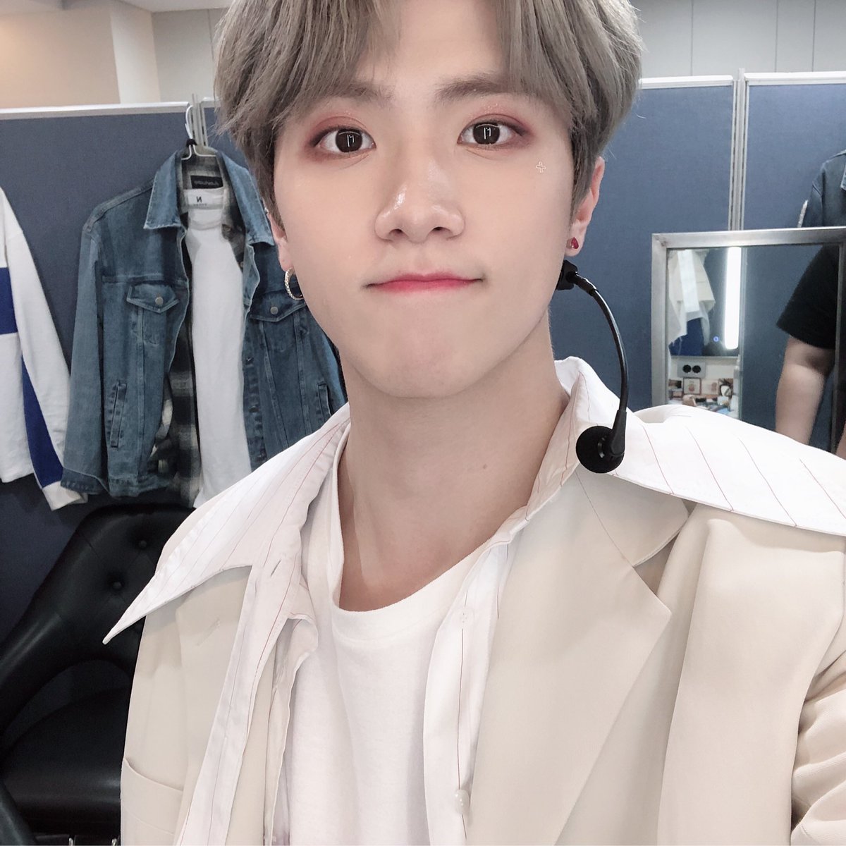 KDH_official's tweet photo. 응원봉 조종하는 마성의 동한이😬와 이른 시간부터 함께해주셔서 감사합니다📍
저녁과 오늘의 동오추 마카롱도 챙겨드시고 포커스 들으시면서 즐거운 주말 보내시기 바랍니다🎶

#김동한 #KIMDONGHAN #D_HOURS_AM_703 #FOCUS https://t.co/g3ljkOOtK9