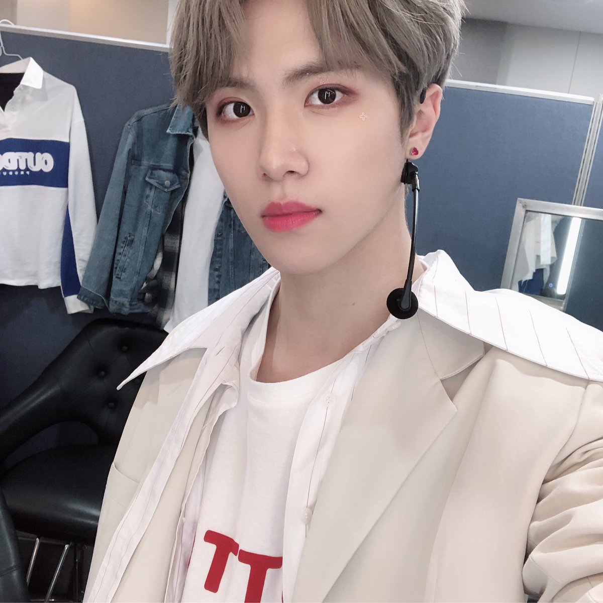 KDH_official's tweet photo. 응원봉 조종하는 마성의 동한이😬와 이른 시간부터 함께해주셔서 감사합니다📍
저녁과 오늘의 동오추 마카롱도 챙겨드시고 포커스 들으시면서 즐거운 주말 보내시기 바랍니다🎶

#김동한 #KIMDONGHAN #D_HOURS_AM_703 #FOCUS https://t.co/g3ljkOOtK9