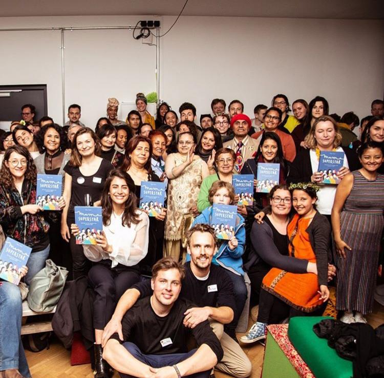 CHEESE!🤳 Sneak peak to our 100 #MigrantMamas launch of last Thursday. Different ages, genders, backgrounds and smiles, cheering and taking action for the second book #MamaSuperstar #CommnityEdition. Join the Family on migrantmama.com/startnext 🥳