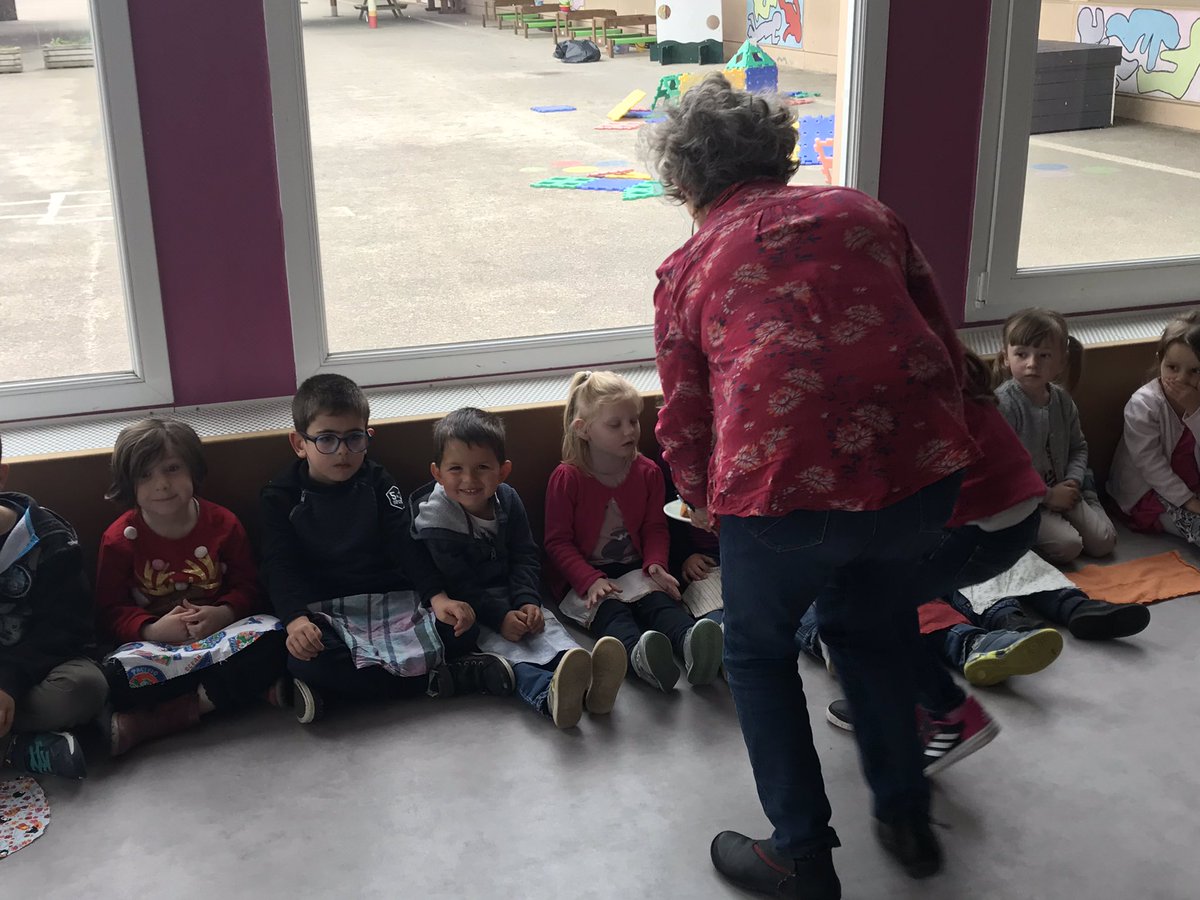 ce2cm_bil's tweet photo. Aujourd’hui la classe maternelle bilingue nous a invité à venir déguster les gâteaux de carottes que les enfants ont préparé hier. #kegin #kouignennkarotez https://t.co/Id3QbAOj1I