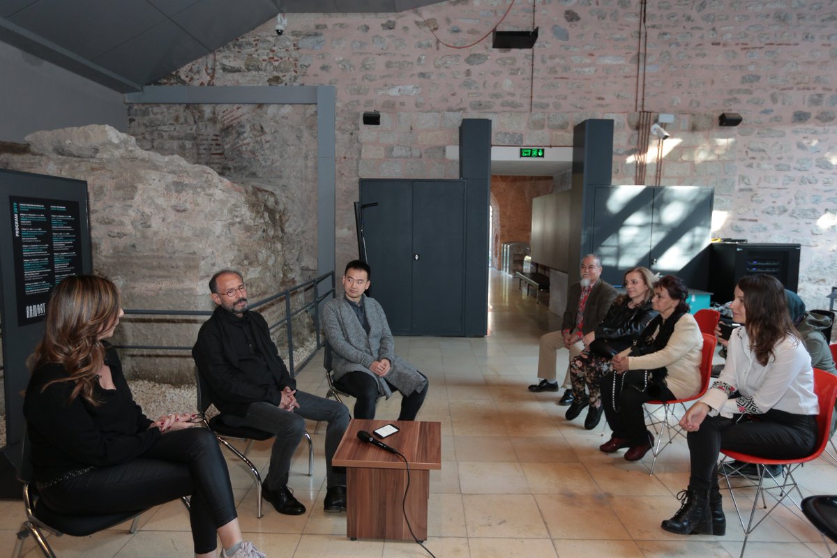 RamartPlatform's tweet photo. İranlı sanatçı Ahmet Nejat, Çinli sanatçı Chuanyei Lei ve İtalya'dan İrem İncedayı #RamartPlatform #DeneyimAktarımı programında "Farklı Kültürde Yaşamak ve Üretmek" konusunda deneyimlerini aktarmak için dün @tiemsosyal 'de
sanatseverlerle buluştu.
#ramart  #fecr #sanat https://t.co/O42Vo95ojS