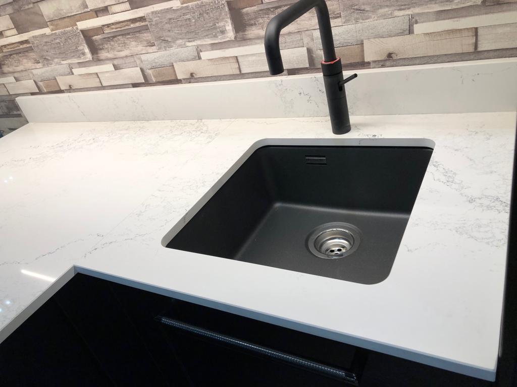 CaesarstoneUK's tweet photo. Caesarstone's newest reimagining of #marble - 5151 Empira White -  features in @kutchenhaus display at @GDLive_UK Empira White has a clean white base with cascading grey veins #interiordesign
#kitchendesign https://t.co/ngvhJNHEVb
