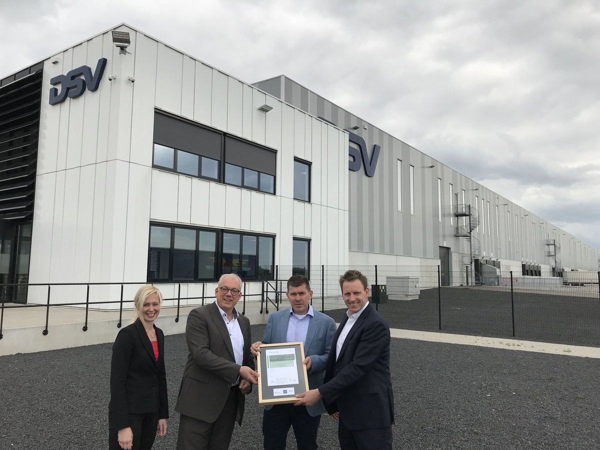 Gisteren hebben de #AdamasGroep en #Unibouw het #BREEAM #Excellent #certificaat overhandigd aan #DSV voor het gerealiseerde #distributiecentrum in #sHeerenberg