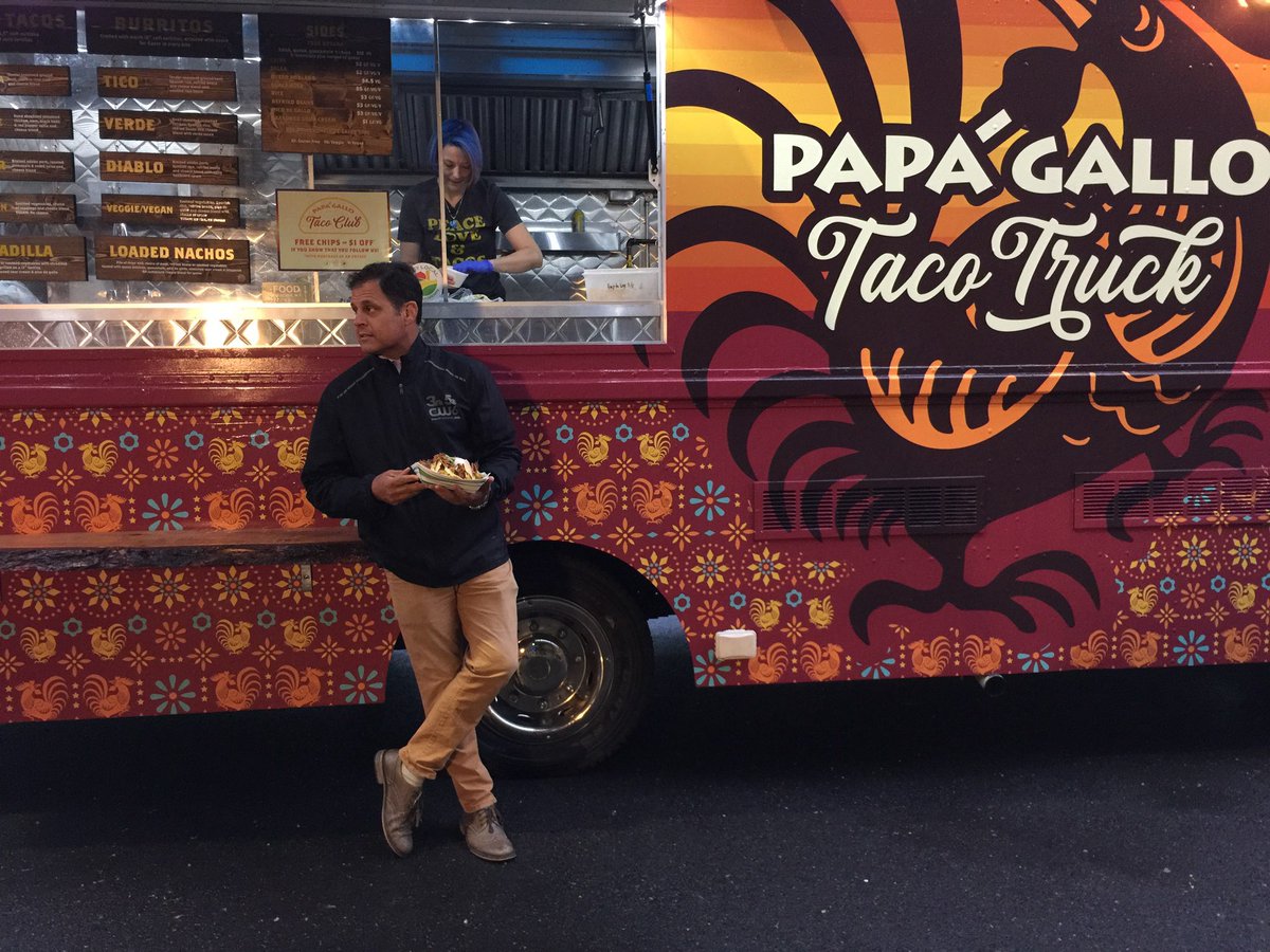 LisaSpitzNews's tweet photo. This may be one of the greatest photos I’ve ever seen!!! Just a reporter and his taco!! 🌮 #AMNewsers #BehindTheScenes @CNYcentral https://t.co/dTeHOmXBtt