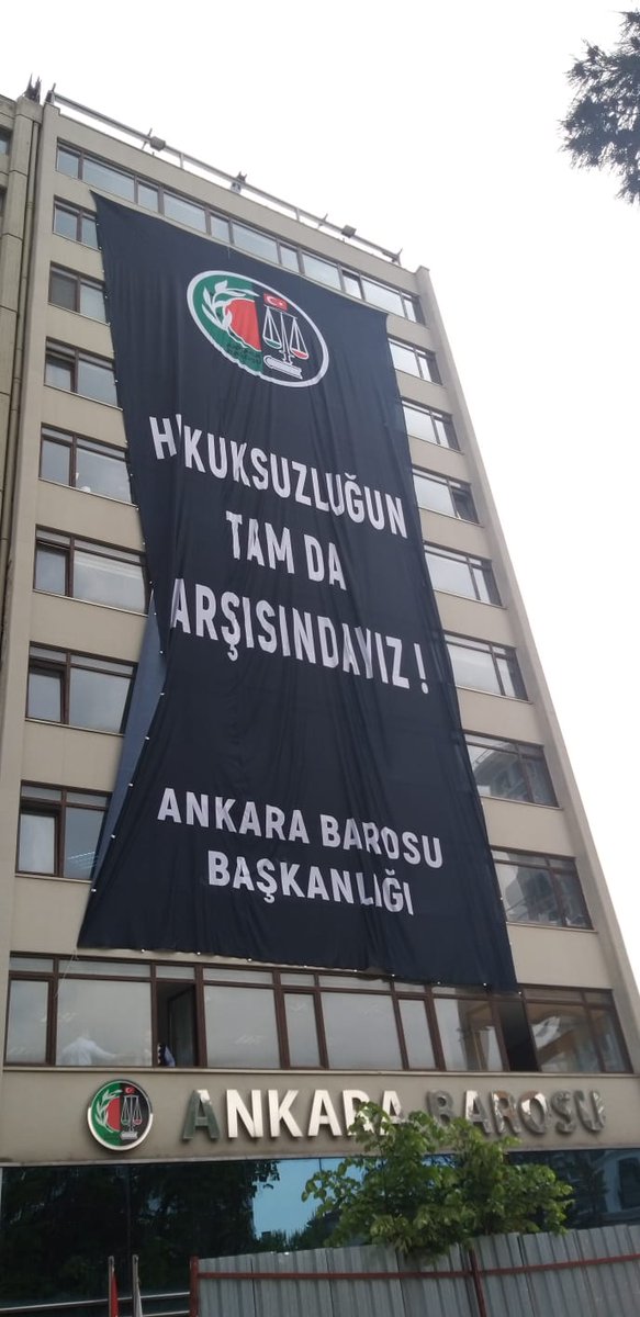 alicanuludagg's tweet photo. Ankara Barosu, binası tam karşısında solda olan YSK'ye böyle mesaj verdi. https://t.co/g4FLniwGNU