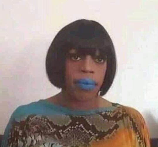MemesES18's tweet photo. Yo: mamá ven
Mi mamá: seguro me dará mi regalo 
Yo: a ti que me diste tu vida tú amor y tú espacio.. 🎼🎼

Mi mamá: https://t.co/FTW1WLQGhS