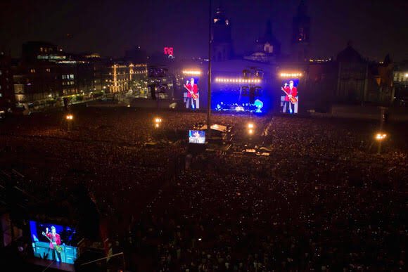 _DiamondCrazy's tweet photo. ¿Te quieres sentir viejo? Ok.
HACE 7 AÑOS Sir Paul McCartney deleitaba a cerca de 200,000 personas en un concierto gratuito y épico en el Zócalo de la Ciudad de México.
RT si estuviste en ese concierto. https://t.co/0oejxUF64F