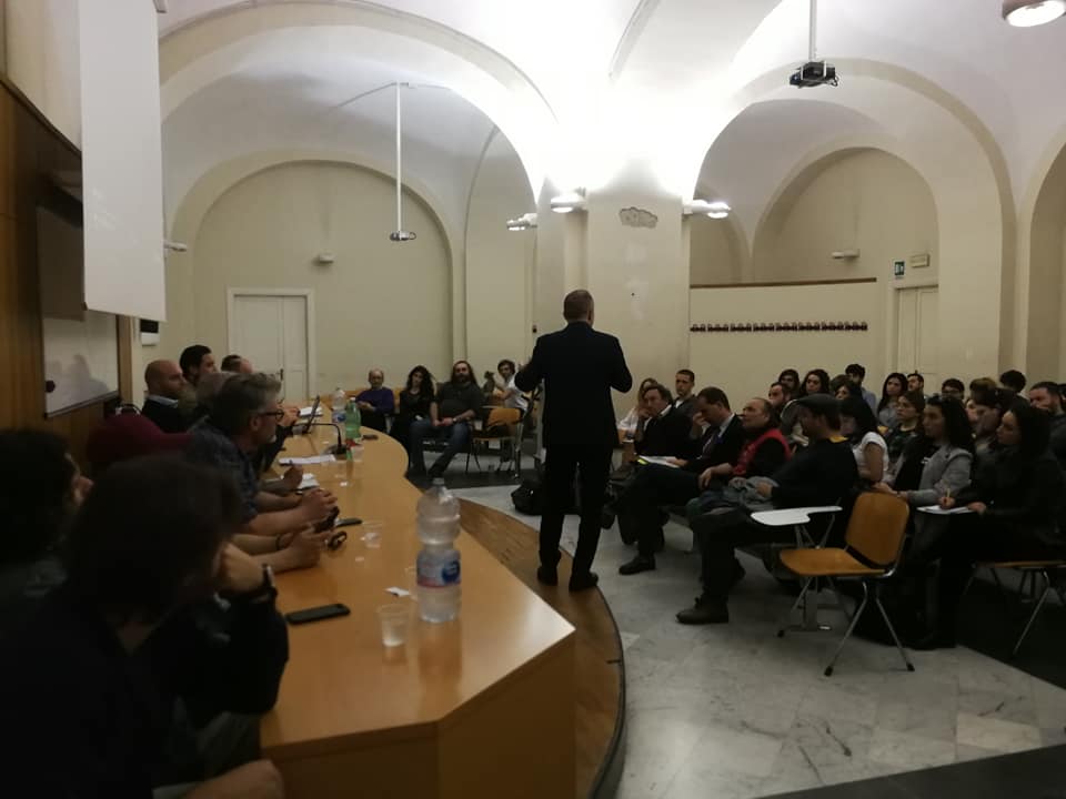 Oriana_Calo's tweet photo. Direttamente dal dipartimento @SociUnina gli Stati Generali della Musica Emergente - Suoni Giovani del Sud, per la prima volta a Napoli.
#StatiGeneralidellaMusica #SuoniGiovanidelSud https://t.co/Lrc6zJObJF