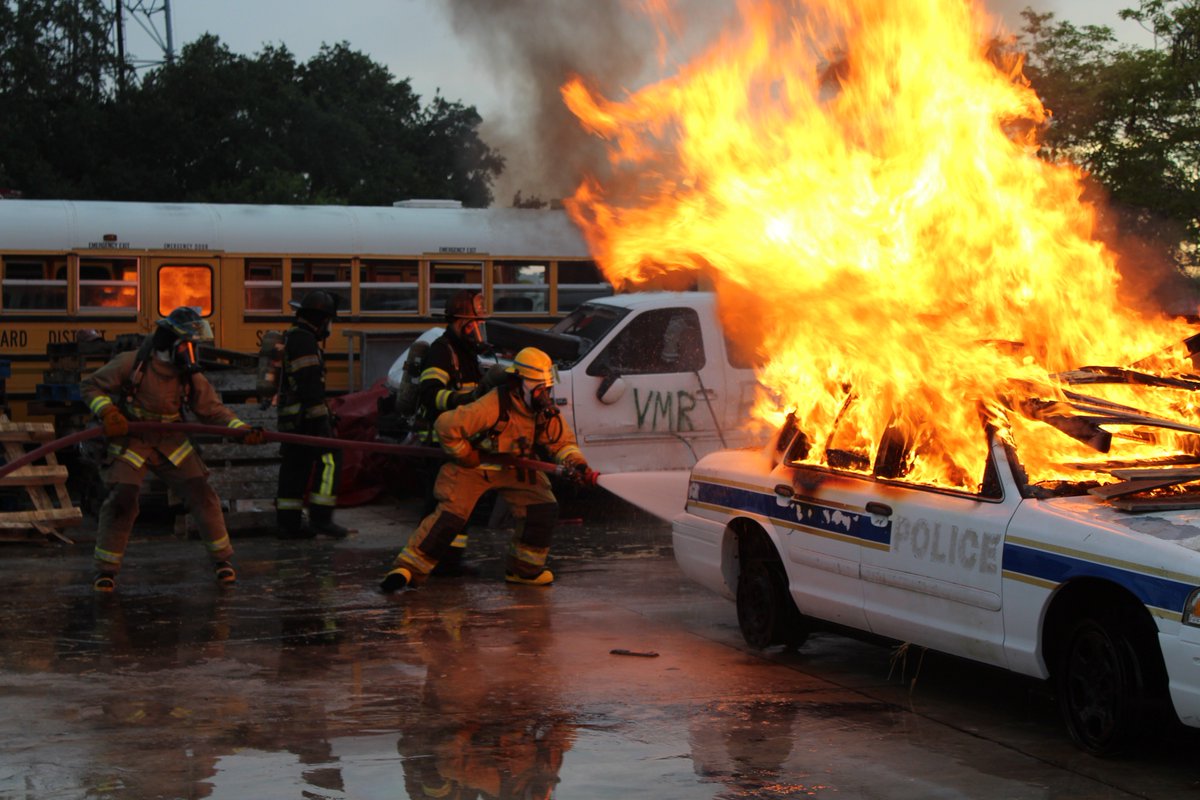 CSRIPS's tweet photo. Fire Class 1903 - Car Fire training the other evening at CSRIPS!
#futurefirefighters #CSRIPS #CarFire #CoralSpringsFireAcademy #Firetraining https://t.co/PTIV6j8BC6
