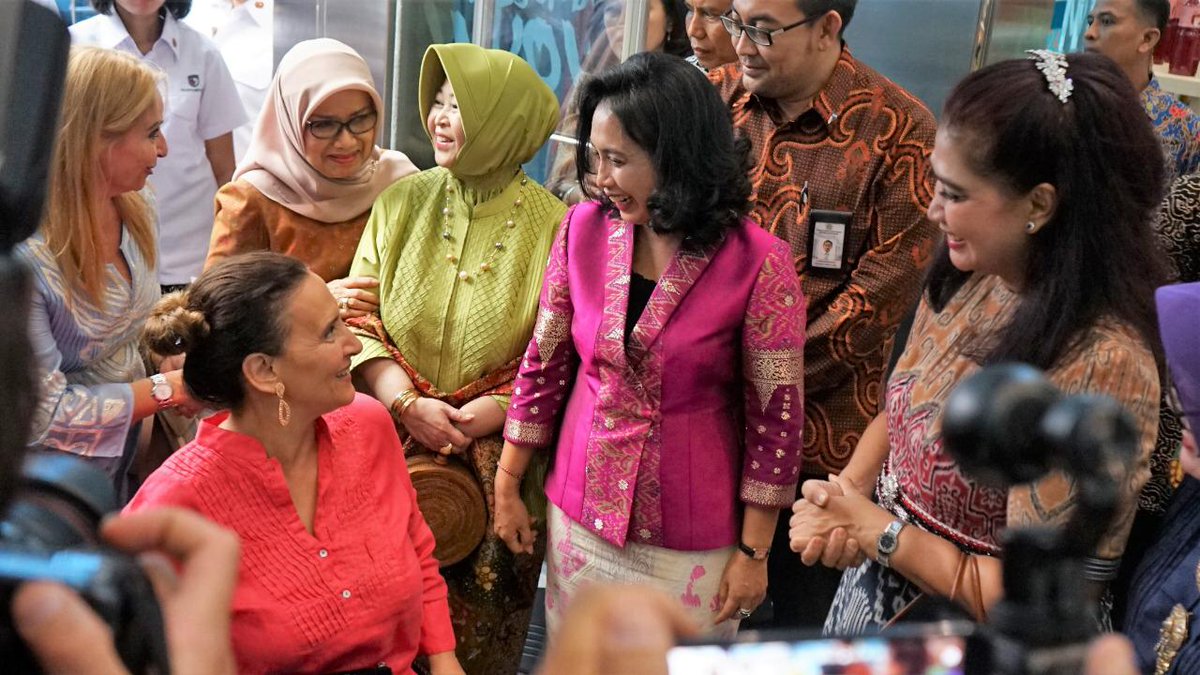 kemenkop_'s tweet photo. Wakil Presiden Republik Argentina Gabriela Michetti menyempatkan diri mengunjungi @smescoindonesia disela2 kunjungannya ke Indonesia dalam rangka pertemuan bilateral dengan Wakil Presiden Jusuf Kalla, Jakarta (10/05/2019).

#KemenkopUKM https://t.co/olapKh77GE
