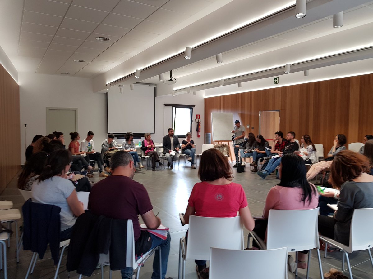 SEzquerra's tweet photo. Avui al Màster de Polítiques Socials i Acció Comunitària dia de conèixer experiències econòmiques alternatives i de proximitat com @cuidemllucanes i #CalCases Gràcies @RosaBinimelis i @isaacperaire per acollir-nos a casa vostra! #EconomiaSolidaria #EconomiaFeminista https://t.co/SctU8uX5MW