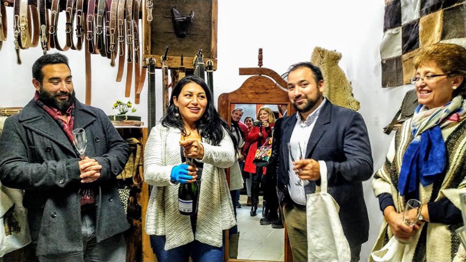 SERCOTECSexta's tweet photo. Felicitaciones a una gran emprendedora de #Ohiggins quien inaugura su local en #SanVcteTT #MorenaCrea Talabartera emprendedora. Nuestro Director regional @sebaosoriom acompañando en este gran paso a Leslie Armijo 👏🏻👏🏻🇨🇱😃🥳 https://t.co/PkwhDjPPXt