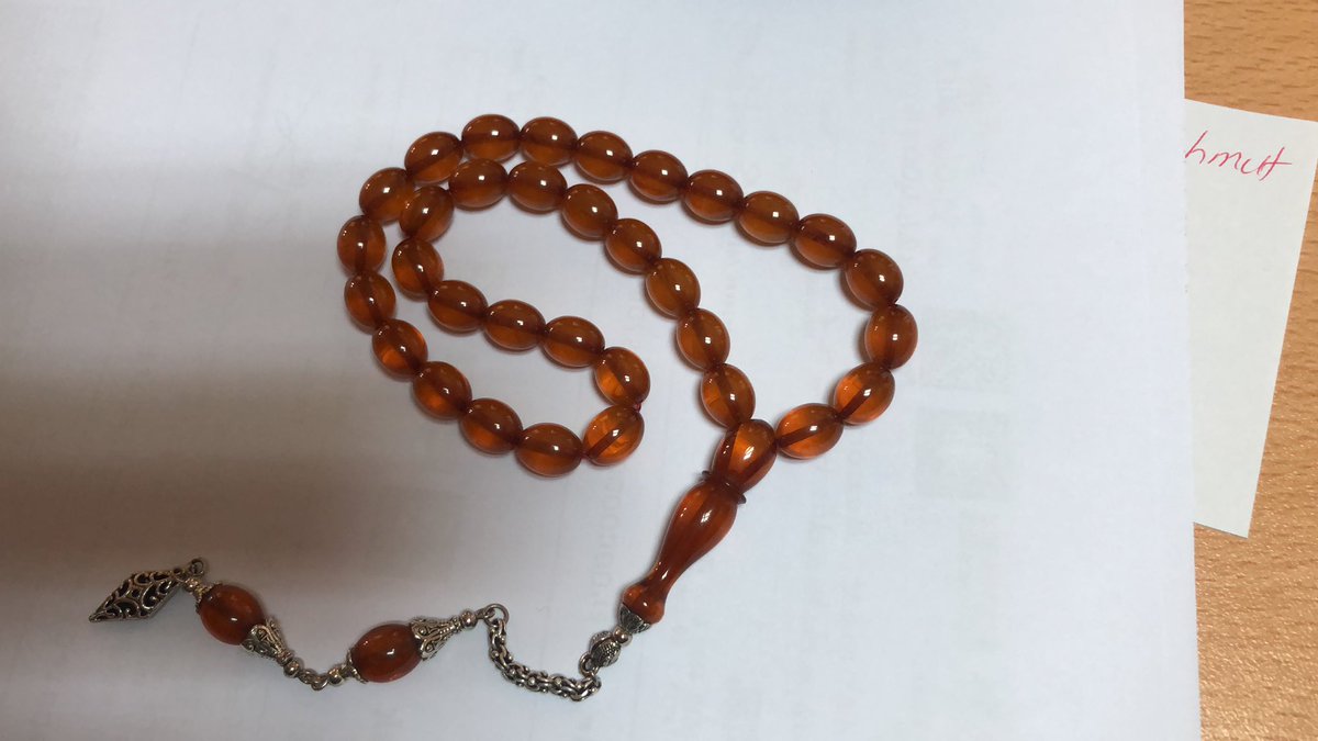 Bazen hayat yorar insanı.
Şarkılar yorar.
Beklemek yorar.
Özlemek yorar.
Affetmek yorar.
Hoş görmek yorar.
Boş vermek bile yorar.
Ve insan susar.
Her şeye, herkese rağmen...
Elinden gelen tek şeyi yapar.
Bağıra bağıra susar.

Can Yücel