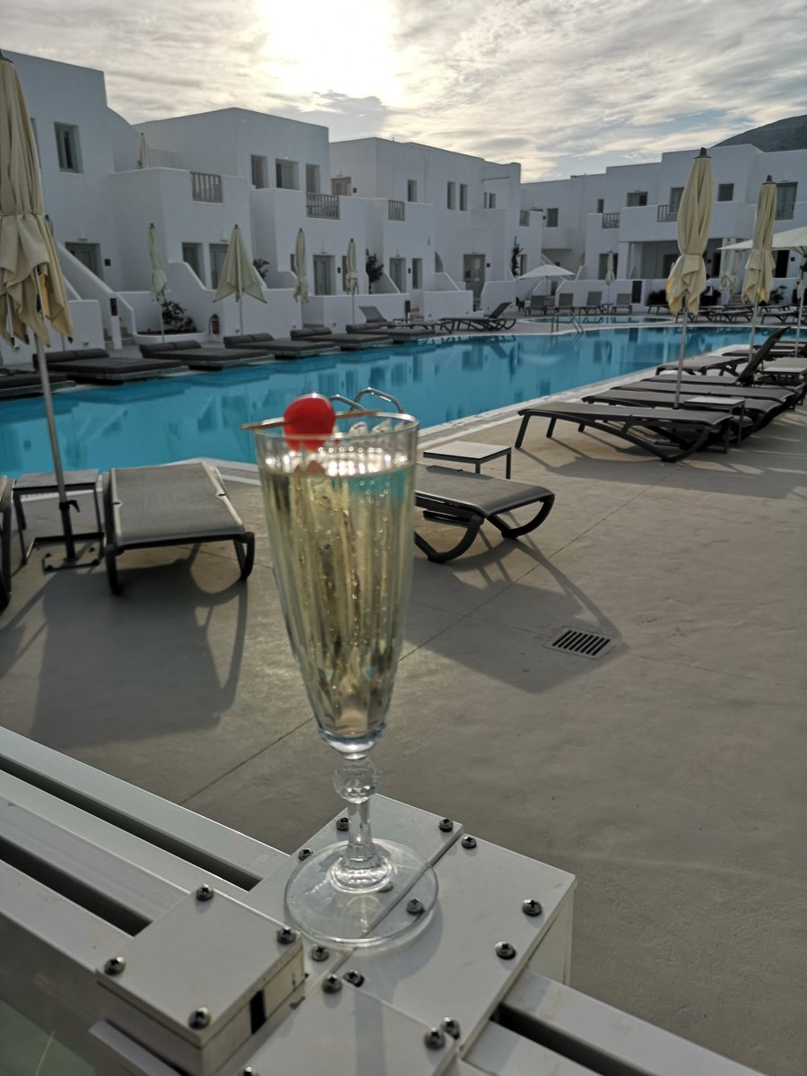pintwithaview's tweet photo. Sunset over the pool for a fizz with a view! https://t.co/AUgK6u2qox