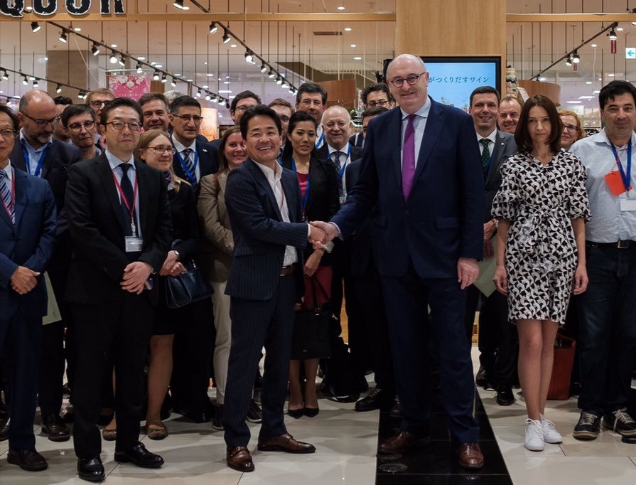 FruitvegEUROPE's tweet photo. 🗼⛩️🏯: Day 3 #HLM of Commissioner @PhilHoganEU to Tokyo 🇯🇵.
Intense day!!
Working breakfast with Mr Hogan. Retail, import &amp; site visite. Traditional Japanese lunch🍱🍣🍤 おいしい! 
Business dinner with #TastyEUproducts
Thanks @EUAgri #Chafea
We ❤️🇪🇺 🇯🇵 Trade
Family picture 👌! https://t.co/wrGjDrSZ9t