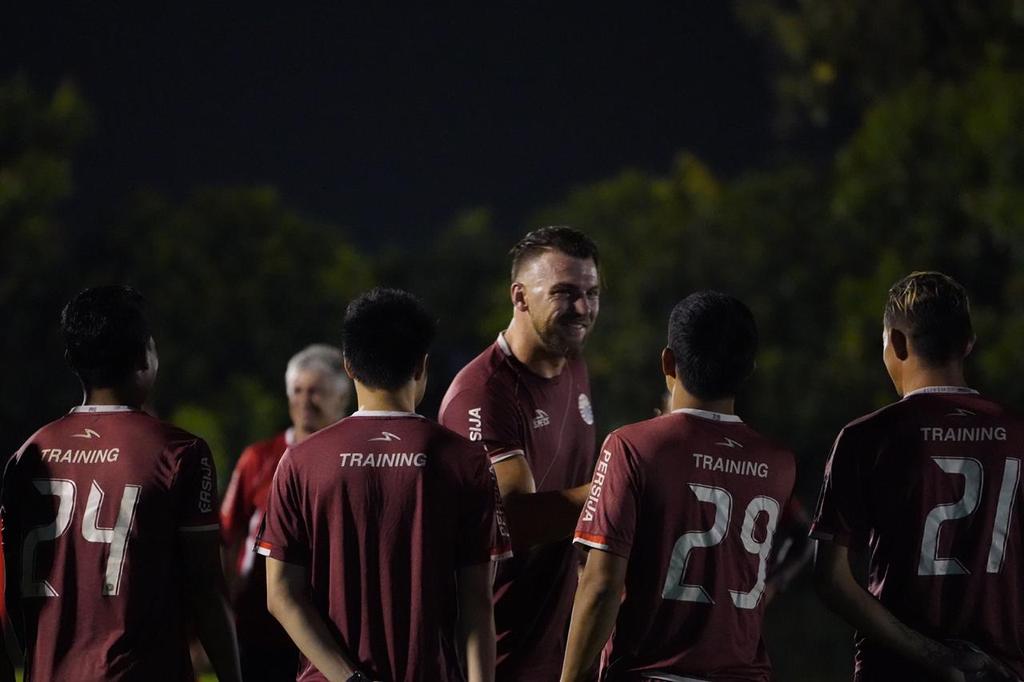 MARKO SIMIC tampak sangat antusias saat kembali berlatih bersama skuad PERSIJA malam ini. Berbinar-binar. Seolah dia meluapkan kerinduan yang mendalam hehehe... 
Foto: #MediaPersija
