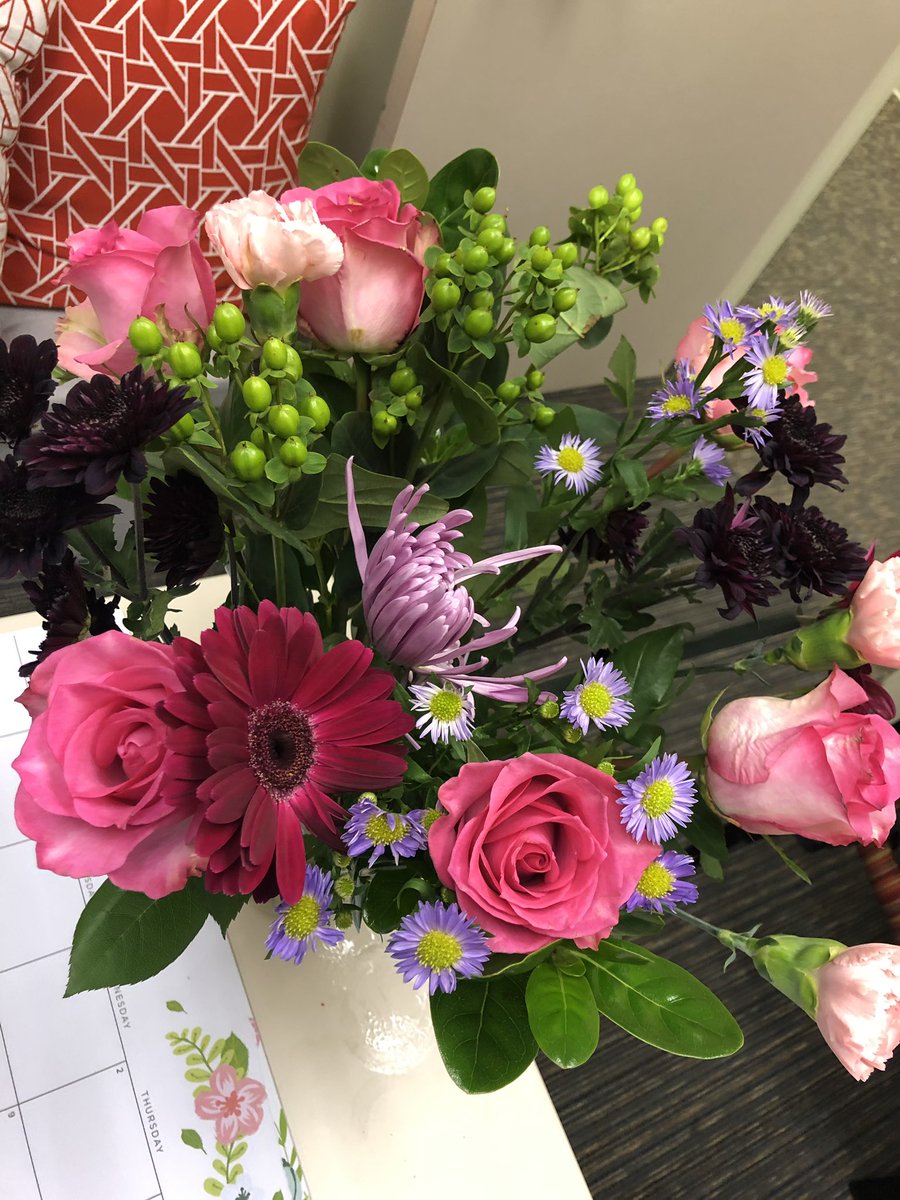 RaineseVarner's tweet photo. I arrived in my office to find this beautiful arrangement. I think today is going to be a good day! #mystaffisbetterthanyours #workingwiththebest #Fridaymood #QueenVarner https://t.co/cQovpcQYvM