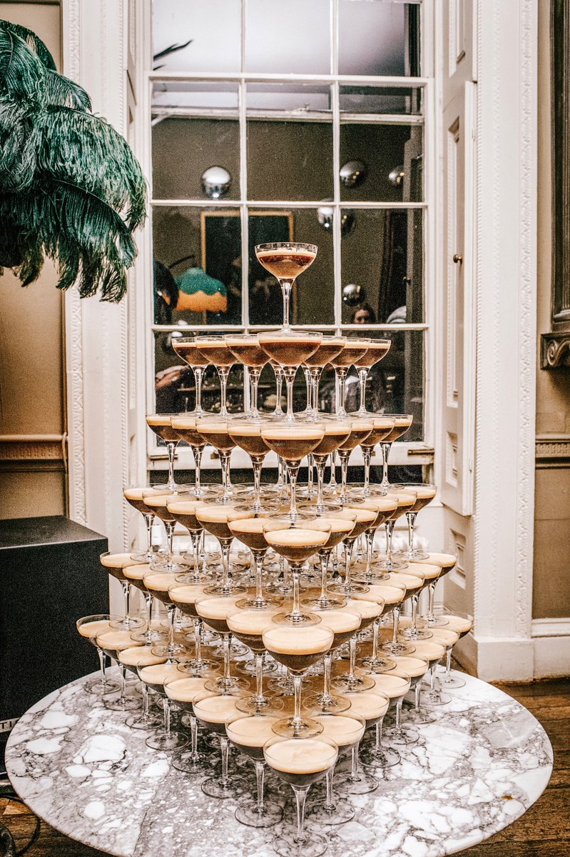 AynhoePark's tweet image. COCKTAILS ARE CALLING // Devise your very own cocktail tower with our Bar Manager and add an extra touch of theatre to your event here at Aynhoe Park. Photography @pippamackenzie #aynhoepark #amoderngrandtour #cocktails #butler #drinks #cocktail #party #privatevent