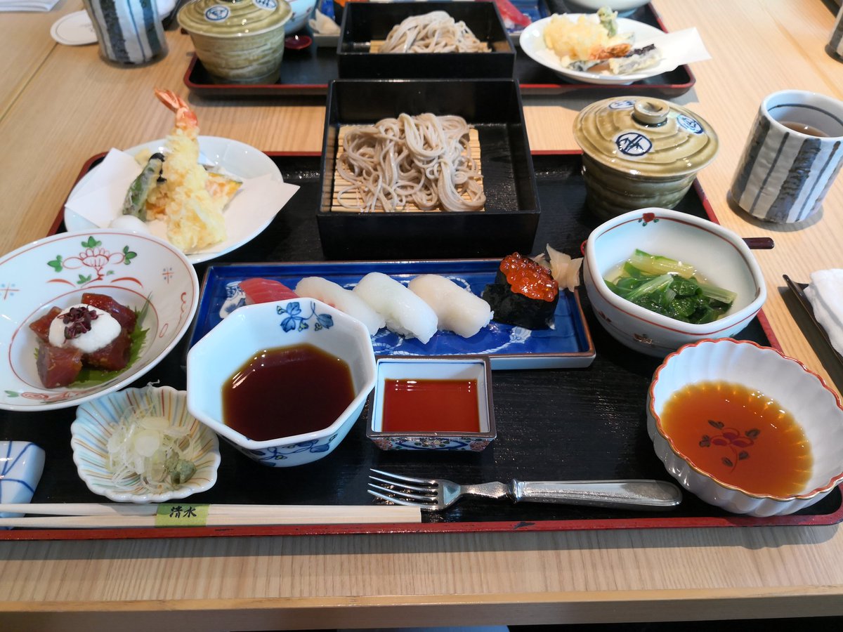 FruitvegEUROPE's tweet photo. 🗼⛩️🏯: Day 3 #HLM of Commissioner @PhilHoganEU to Tokyo 🇯🇵.
Intense day!!
Working breakfast with Mr Hogan. Retail, import &amp; site visite. Traditional Japanese lunch🍱🍣🍤 おいしい! 
Business dinner with #TastyEUproducts
Thanks @EUAgri #Chafea
We ❤️🇪🇺 🇯🇵 Trade
Family picture 👌! https://t.co/wrGjDrSZ9t