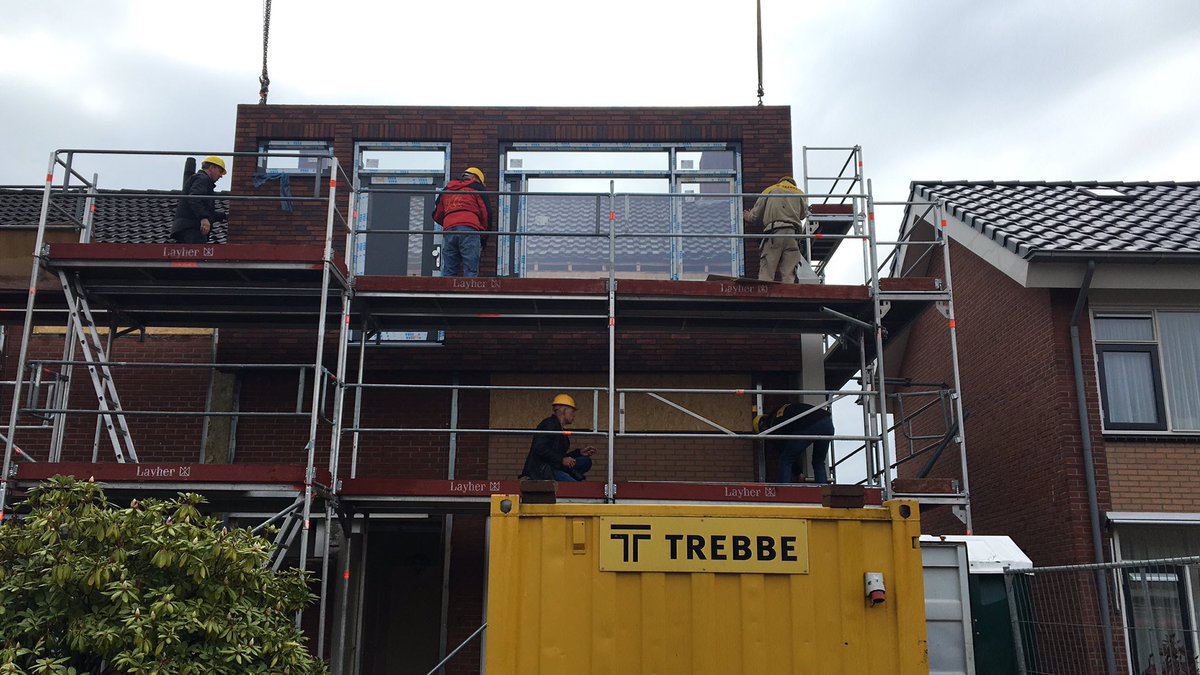 lthm03's tweet photo. Een mooie dag aan de Petersburgstraat. Alle panelen zijn geplaatst! #verduurzamen #werkplezier @Trebbe1911 @MijandeWonen https://t.co/hPlkeaokvv