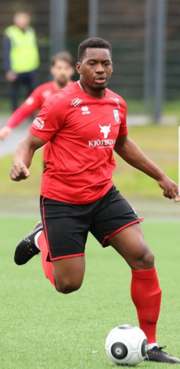 “Við unnum nú 2.deildina í fyrra með einum þykkum. Standið er ekki allt í þessu #notoracism #Fotboltinet