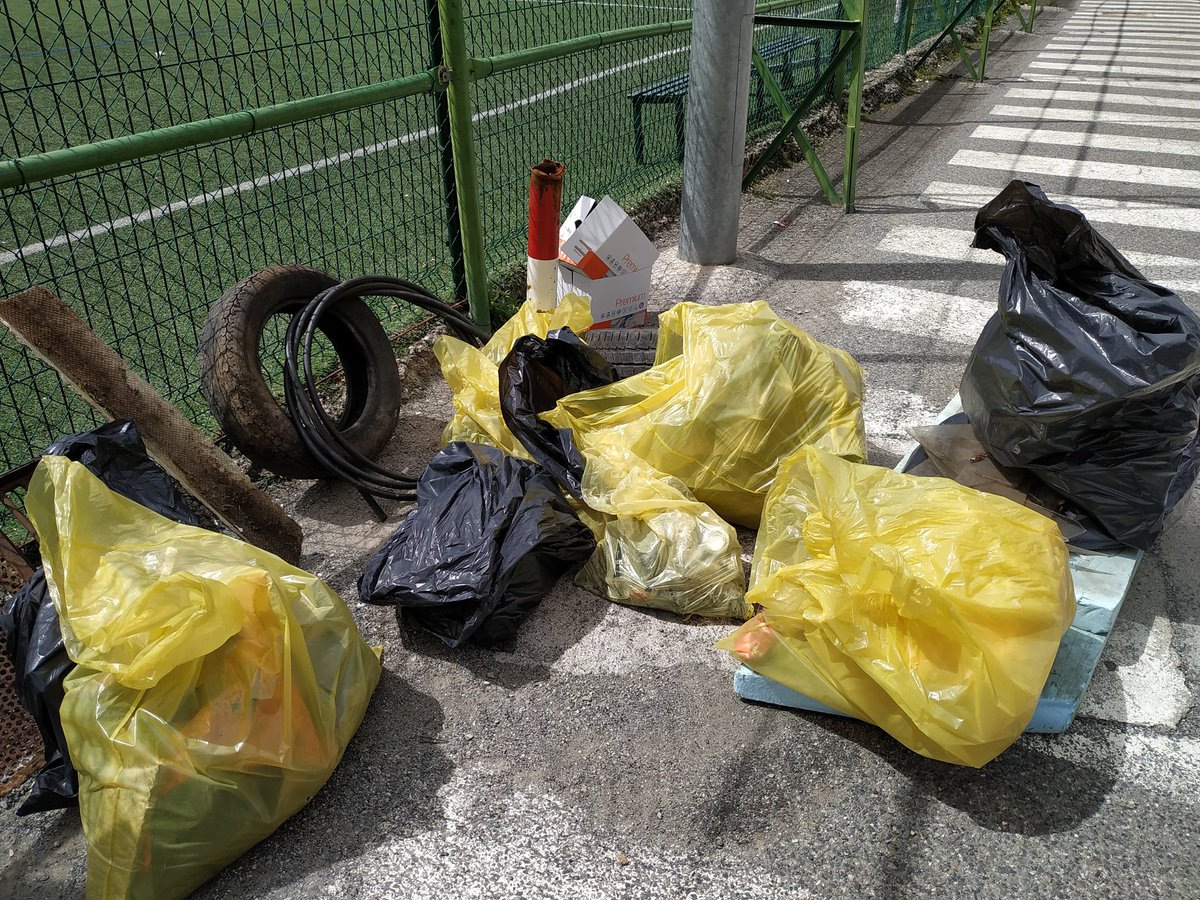 SantErmengol's tweet photo. Els alumnes de 3r d'#ESO i de 1r de #Batxillerat han contribuït al #CleanUpDay2019, fent neteja dels entorns del col.legi.
Fantàstica iniciativa!! 💪 https://t.co/IW6zOlahTL