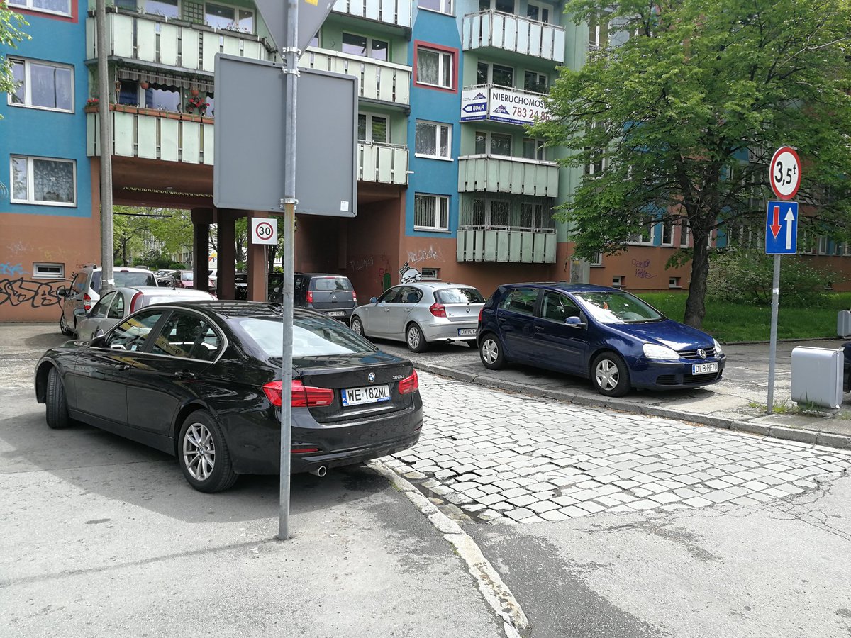 PatrykWrona89's tweet photo. @SMWroclaw Na skrzyżowaniu ulic Komandorska i Radosna pakujące auta całkowicie blokują chodnik. Mozecie zareagować? https://t.co/2PzzxZJaty