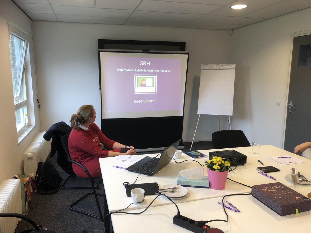 Workshop bij buurtbemiddeling vanuit de slingerbeurs! Klein gezelschap, grote opbrengst wat betreft informatie-uitwisseling! Bedank voor de gastvrijheid, ook <a href="/aveleijn/">Aveleijn</a> voor de appeltaart👍🏻 @ribwgo @buurtbemiddeling <a href="/DeSlingerAlmelo/">De Slinger Almelo</a>
