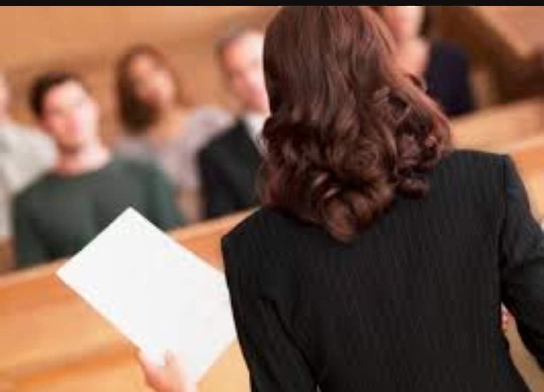 علمتني المحاماة:
ان بعض الفقر سببه الثقة العمياء وحسن النية..
وأن الصديق يَخدع.. والشريك يخون.. والذمم تشترى ..والمواقف سلعة تباع....
وأن الشخص "الحذر يؤتى من مأمنه...
 وأن وعود الكثيرين سراب وكل حق لا يُكتب بالقلم لا يحفظه اللسان.