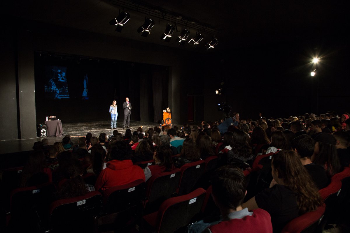 ItalyinALB's tweet photo. Grande interesse e entusiasmo per la conferenza-spettacolo del professore, giocoliere e attore @BenuzziFederico, “La Fisica Sognante” oggi nella scena del Teatro Sperimentale di #Tirana grazie al sostegno di @ItalyinALB nell’ambito della #EuropeWeek2019 🇪🇺🇮🇹🇦🇱 https://t.co/OBz5EzV0UH