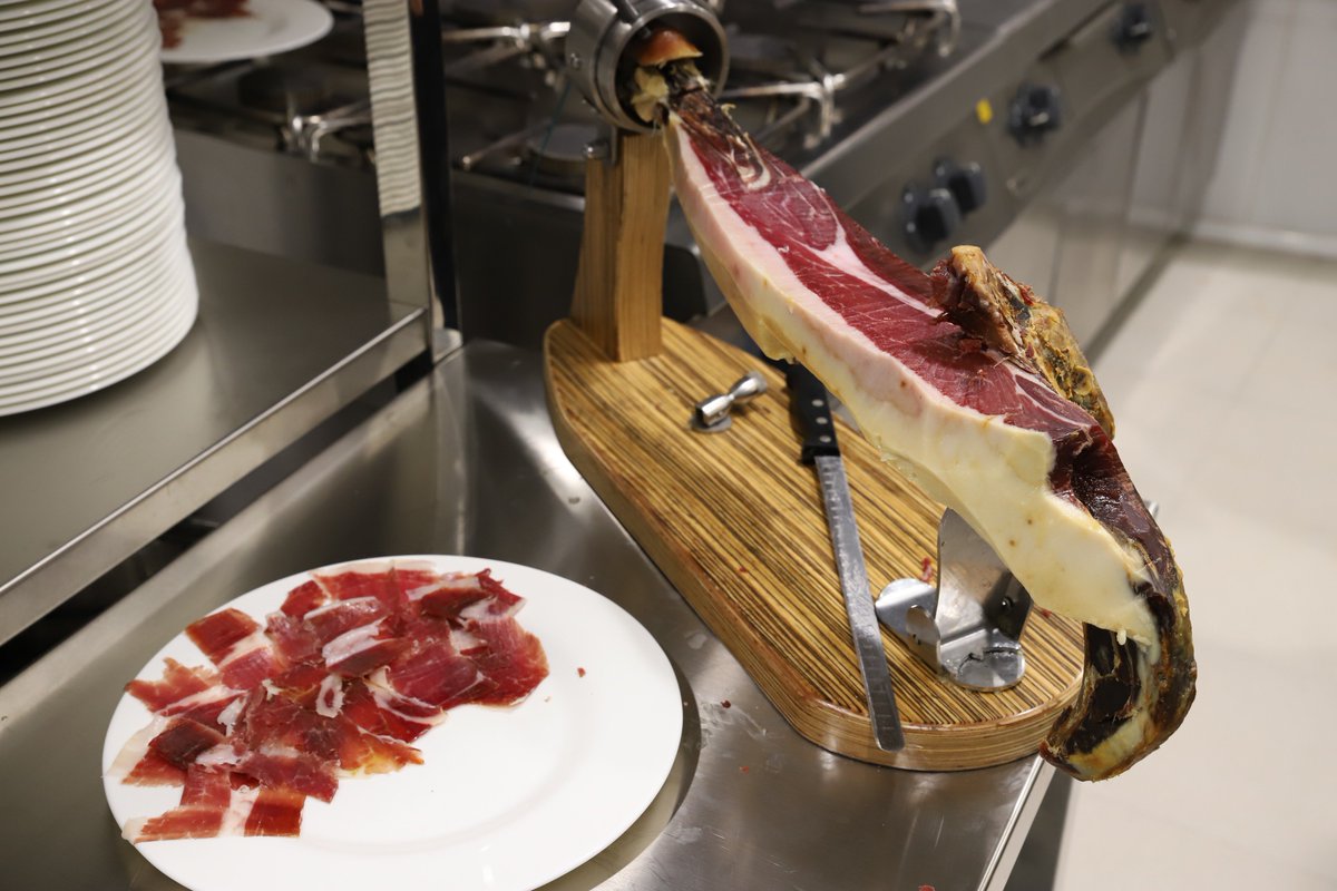 rte_tabgha's tweet photo. ¿Quién dice no a un buen jamón? aprovecha el buen tiempo del fin de semana y ven a probarlo #cocinatradicional #tutabernaencordoba #sitiosconencanto @solemccor https://t.co/aCPY1lFZLx