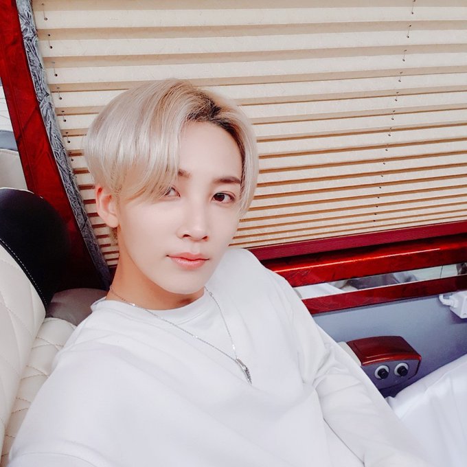junghanpics's tweet photo. i sweat https://t.co/3MPT3tPehC