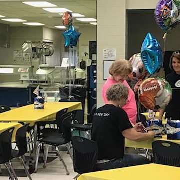 Selma_Middle's tweet photo. A special shout-out to @BaptistSelma for setting-up a delicious dinner, serving it, AND then cleaning-up after it last night! We are amazed by your hearts of service and your dedication to our amazing students!!! #SelmaMiddle #SelmaBaptist #community #Railblazers #ItTakesAVillage https://t.co/DwaIhAhthj