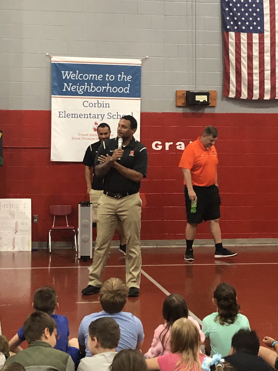 CESredhounds's tweet image. CJ Honeycutt Defensive Line Coach from Union College addressing students here at CES about work ethic and being a model student. #unioncollege#prideandtradition#cesredhounds