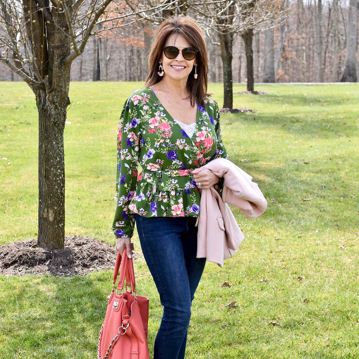 thompsonhillblo's tweet photo. Ivy Meadow Floral Wrap Blouse #Norstrom #SkinnyJean #SpringOutfit #transitionaloutfit #TrunkClub https://t.co/Yg1x4bdMsJ https://t.co/ppYiGvxzPJ