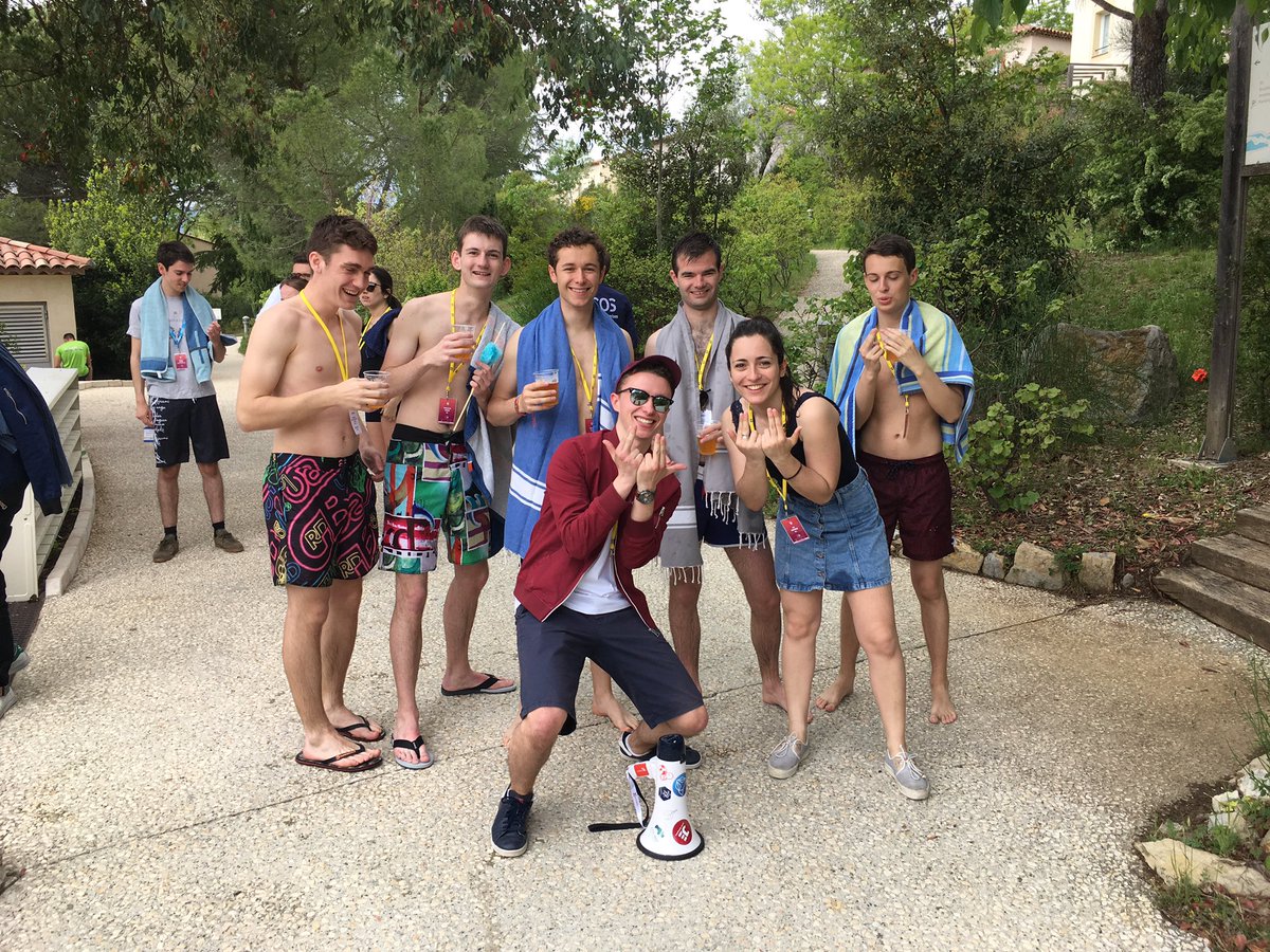 KSIecm's tweet photo. Rencontre avec @adrien_cnje du pôle communication à la piscine ! #defi18 #CNE19 @cnje https://t.co/CcBWdhoxyO